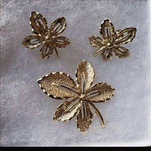 VTG Sarah Coventry 🎉🎊🛍HOST PICK 🎉💥🎉🎊Gold Leaf Brooch & Earrings